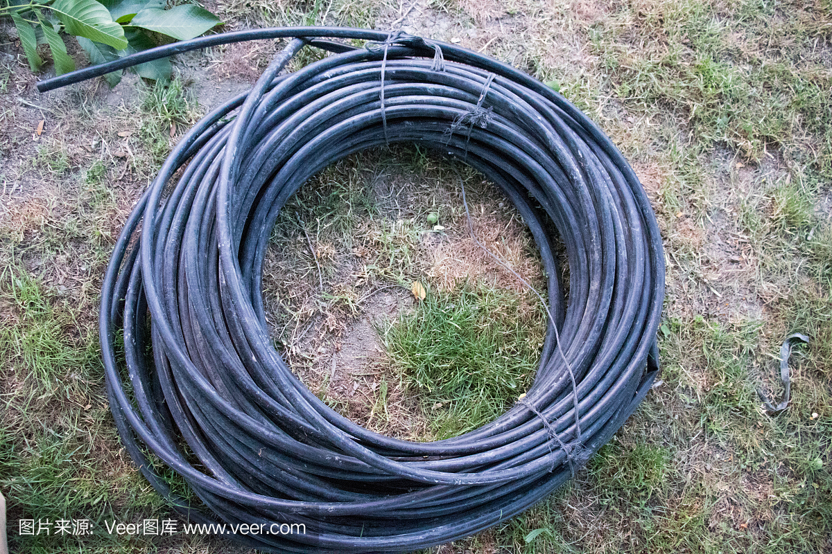 盤繞在戶外的黑色塑料管